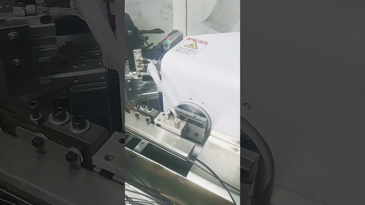 Automatyczne łączenie przewodów PCB – zaciskanie końcówek i osadzanie w obudowach | Linia produkcyjna