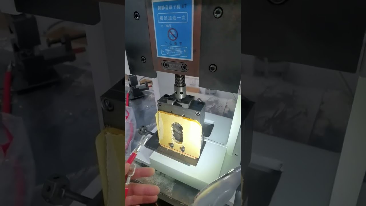 Maszyna do zaciskania końcówek 4T z matrycą sześciokątną – prawdziwe ujęcie z fabryki #produkcja #automatyka